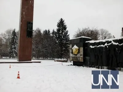 У Львові знову почали демонтаж стели Монументу слави