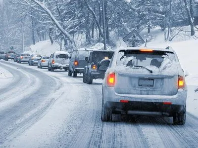 Из-за снегопадов ограничили движение грузовиков на двух трассах