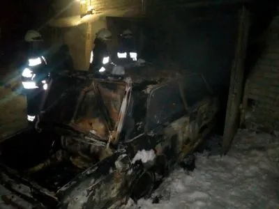 Мужчина получил ожоги из-за полностью выгоревшего авто