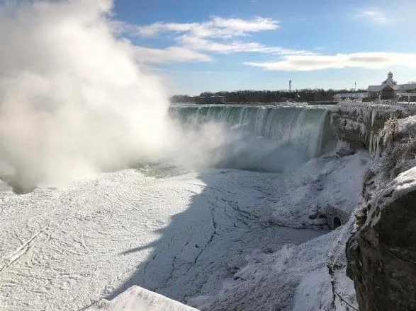 Ниагарский водопад частично замерз из-за сильных морозов