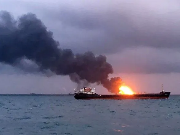 Один з танкерів все ще горить у Чорному морі