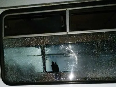 Водій автівки вистрілив у автобус і поранив перехожого