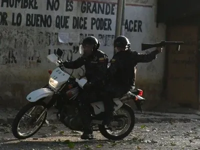 Венесуэльская полиция открыла огонь по жилым домам, продолжаются столкновения