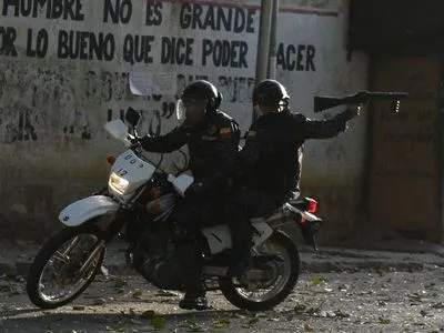 Венесуэльская полиция открыла огонь по жилым домам, продолжаются столкновения