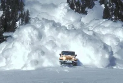 У Карпатах існує загроза зсувів снігу на дороги