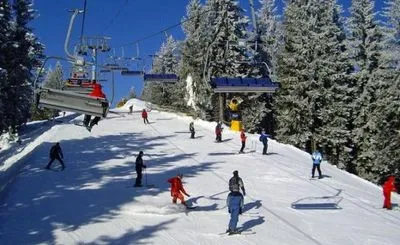 На популярном курорте в Карпатах намело полтора метра снега