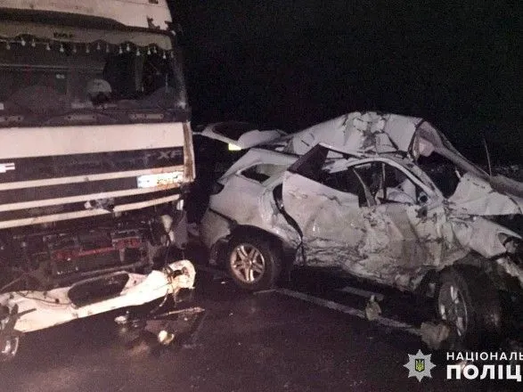 В Хмельницкой области грузовик столкнулась с легковушкой, погибла женщина