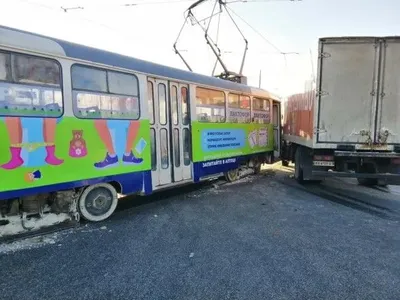 Грузовик на "лысой" резине столкнулся с трамваем