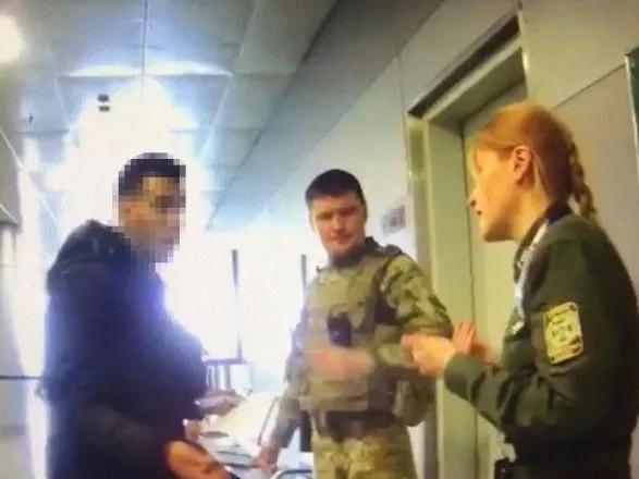 Иностранец в "Борисполе" напал на пограничника, не желая покидать Украину