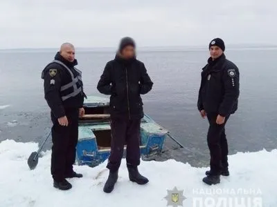 В Херсонской области полиция спасла подростка, которого унесло от берега на льдине
