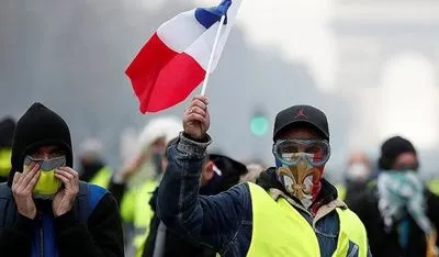 На протесты "желтых жилетов" во Франции вышли 69 тыс. человек