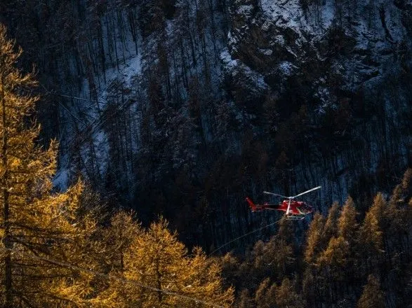 Столкновение самолета и вертолета в Альпах: семеро погибших