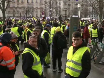 На протестах "жовтих жилетів" у Франції підпалили машини