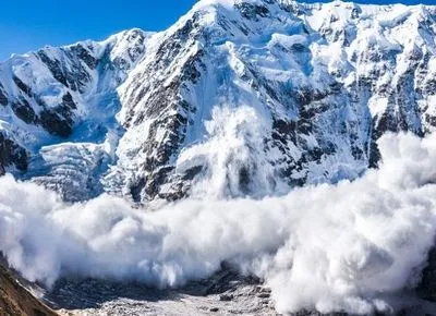 Туристов накрыла снежная лавина в Карпатах, есть погибший