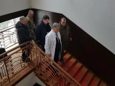 Порошенко поехал в военный госпиталь