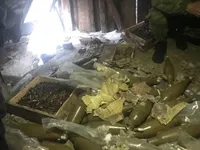 В зоне ООС неизвестные хранили арсенал со взрывчаткой на чердаке