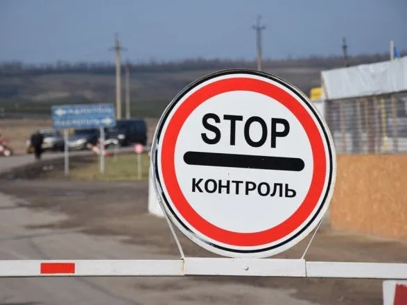 У чергах на КПВВ на Донбасі застрягли 305 автівок