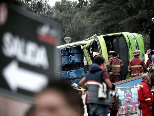В Перу 10 человек погибли после падения автобуса в реку