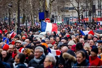 Париж: против "желтых жилетов" протестуют "красные шарфы"