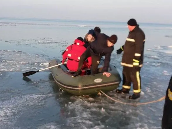 Спасатели сняли с дрейфующей льдины четырех детей