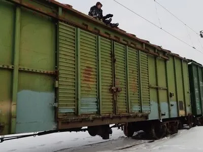 В Кропивницком парня ударило током на крыше поезда