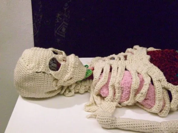 Канадка зв'язала гачком макет людського скелета з внутрішніми органами