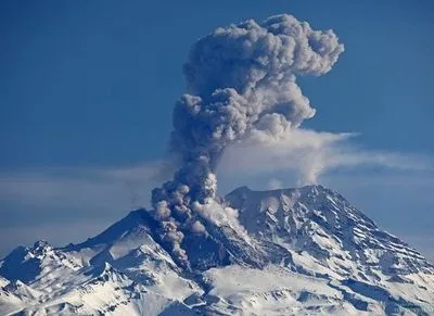 Российский вулкан выбросил пепел на высоту 4,5 км