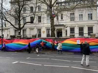 Посольство РФ в Лондоне обернули огромным флагом ЛГБТ