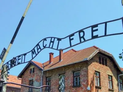 У Польщі розслідують антиєврейський протест в Освенцимі