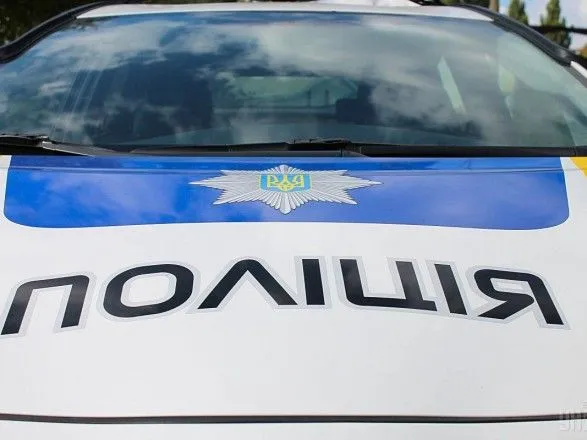politseyske-avto-povislo-na-ogorozhi-pislya-dtp