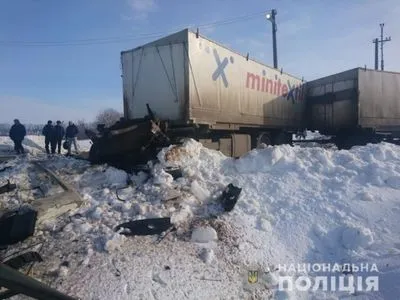 Поезд протаранил грузовик в Харьковской области