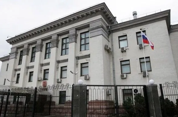 Суд заочно арестовал Евгения Карася по делу о нападении на посольство России в Киеве