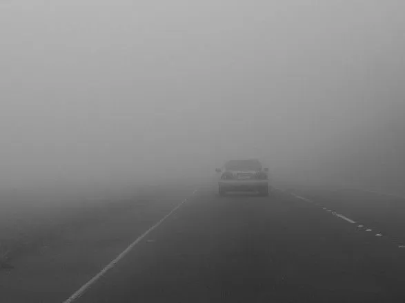 Водіїв попередили про слабку видимість через туман