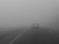 Водителей предупредили о слабой видимости из-за тумана