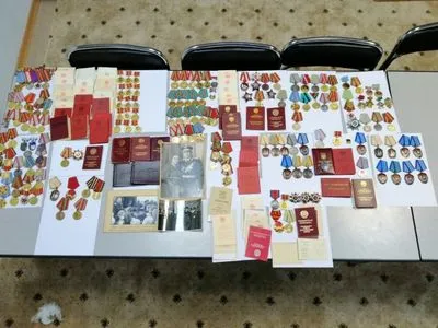 Українець хотів авіапоштою відправити у Китай радянські ордени і медалі