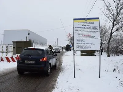 В очередях на КПВВ на Донбассе собралось почти 300 авто