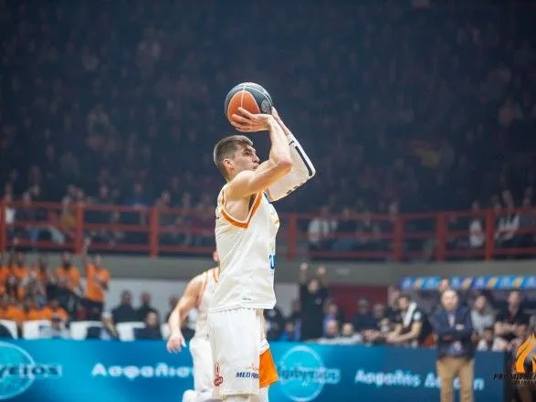 Баскетболисты сборной Украины помогли клубам победить в матчах в Греции и Франции