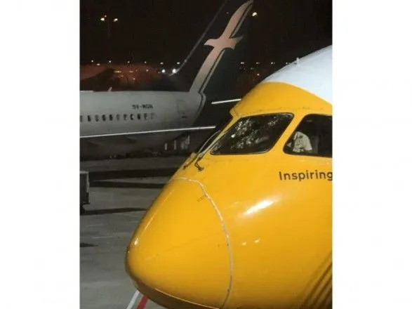 В Сингапуре у пассажирского самолета во время перелета треснуло лобовое стекло