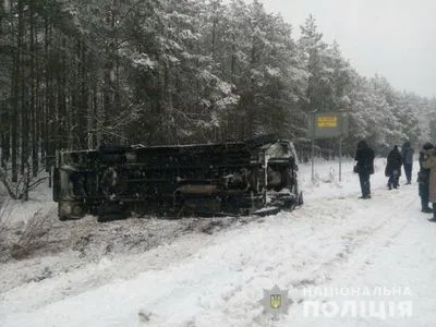 У Рівненській області маршрутка злетіла з траси, 6 осіб постраждали
