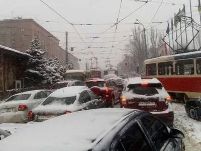 У Києві окремі вулиці скували затори