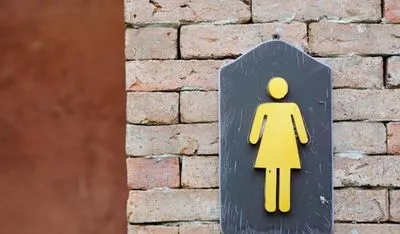 В Україні запропонували спосіб прибрати черги у жіночі туалети