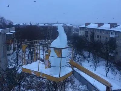 С крыши дома в Харькове сняли 100-килограммовую сосульку