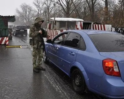 В очередях на КПВВ на Донбассе застряли 335 автомобилей