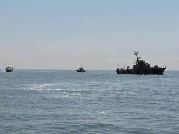 Из сухогруза в Азовском море эвакуируют украинского моряка