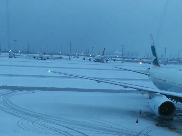 У токійському аеропорту літак через сніг з'їхав з рульової доріжки