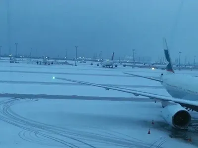 У токійському аеропорту літак через сніг з'їхав з рульової доріжки