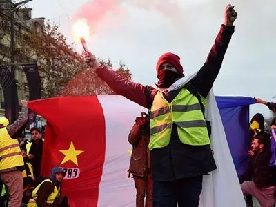 Під час протестів у Франції постраждали 8 поліцейських