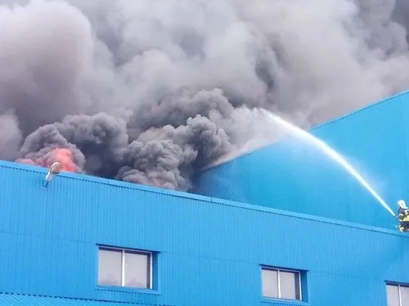 Пожар на складах в Киеве: существует угроза распространения огня