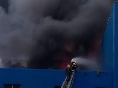 Пожар на складе в Киеве: площадь возгорания возросла
