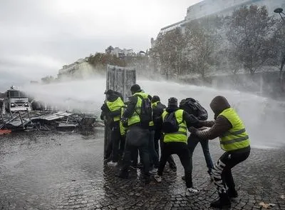 Полиция применила слезоточивый газ и водометы против демонстрантов в Париже